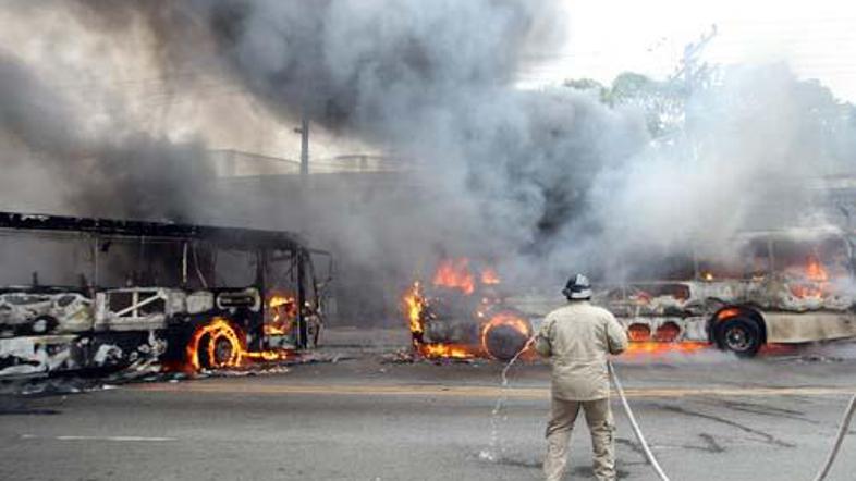 V Riu de Janeiru danes odstranjujejo posledice sinočnjih nemirov.
