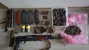 Pri hišni preiskavi zasegli orožje