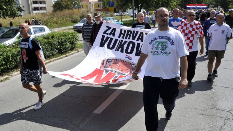 Protesti ob postavitvi dvojezičnih tabel