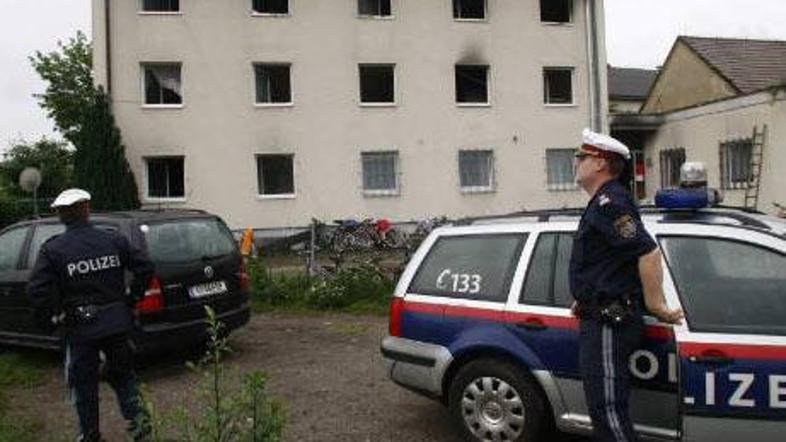 Policija pred pogoriščem v Celovcu