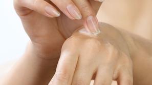 Začnite s pilingom, nato pa obnohtno kožico potisnite vstran in noht obdelajte s