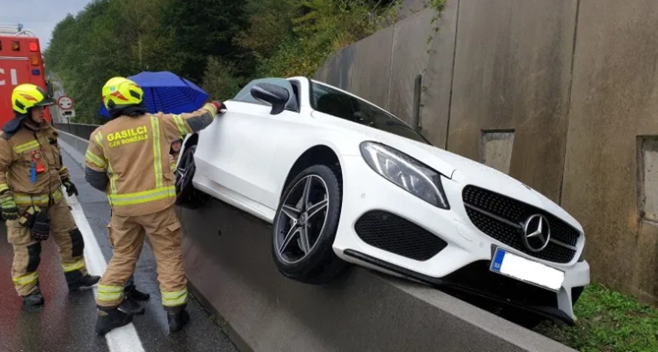 Prometna nesreča, mercedes na ograji