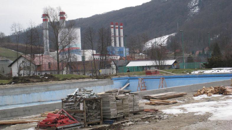 Brestaniški bazen je zdaj še ves razkopan, 15. junija pa bodo tu čofotali kopalc