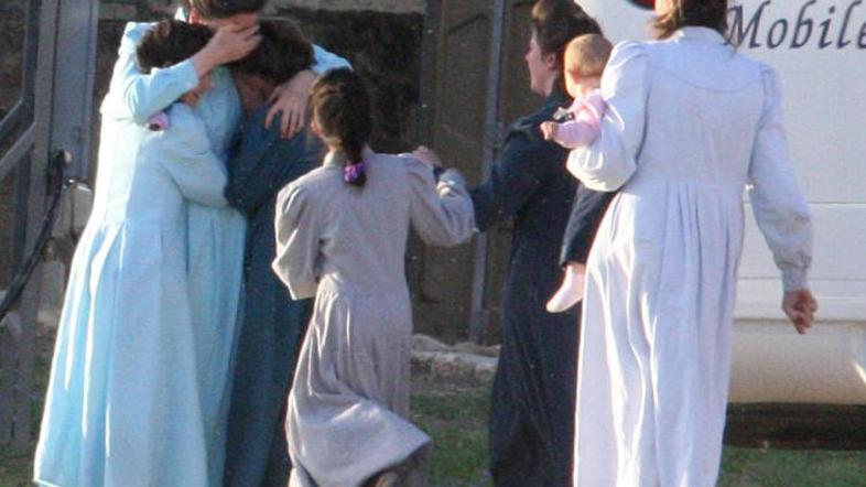 Devetindvajset deklet, ki so jih rešili s spornega ranča, že ima otroke, dve pa 