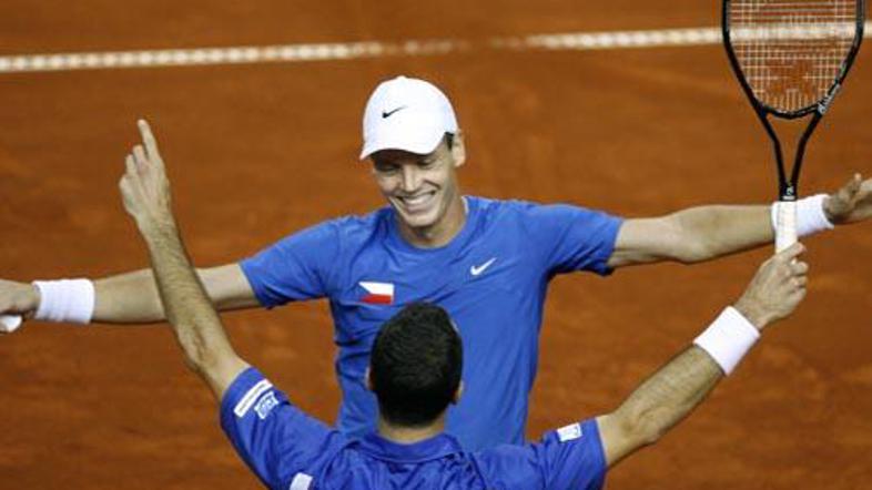 Veselje Štepaneka in Berdycha po zmagi v igri dvojic s katero so se Čehi prvič p