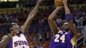 Bryant je dal 36 točk. Premalo. Stoudemire se je ustavil pri 42. (Foto: Reuters)