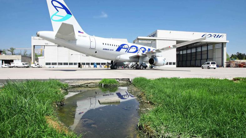 Z dvema airbusoma družine A320 leti tudi slovenska Adria. Oba sta sicer izpeljan