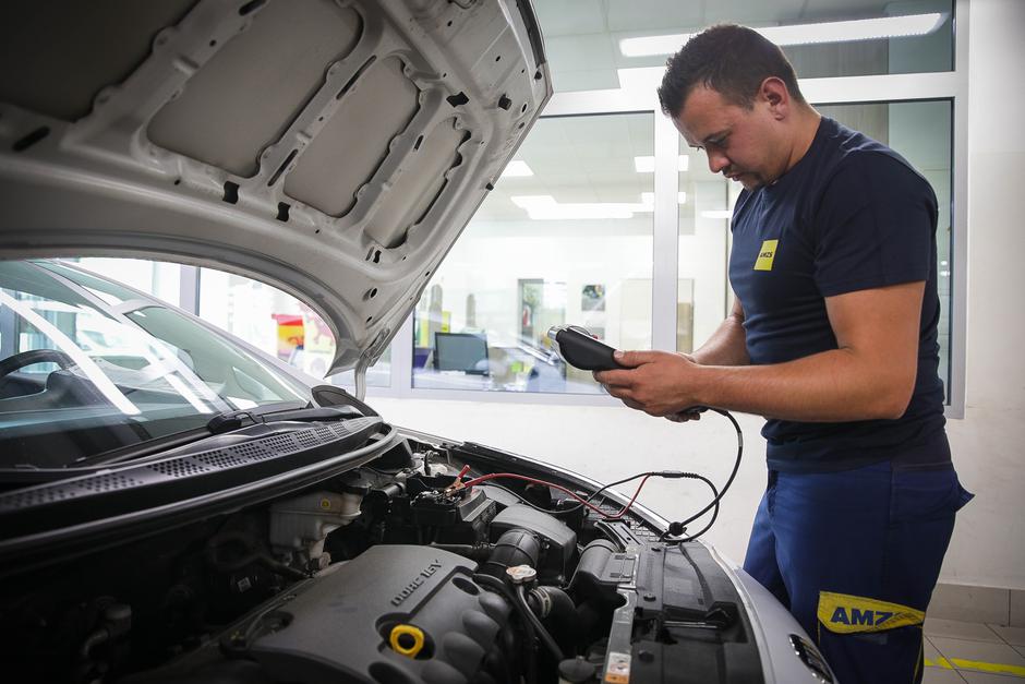 Pregled rabljenega avtomobila pred nakupom | Avtor: Saša Despot