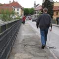 Luknje na od soli načetih betonskih pločnikih Kandijskega mostu že nekaj časa ni
