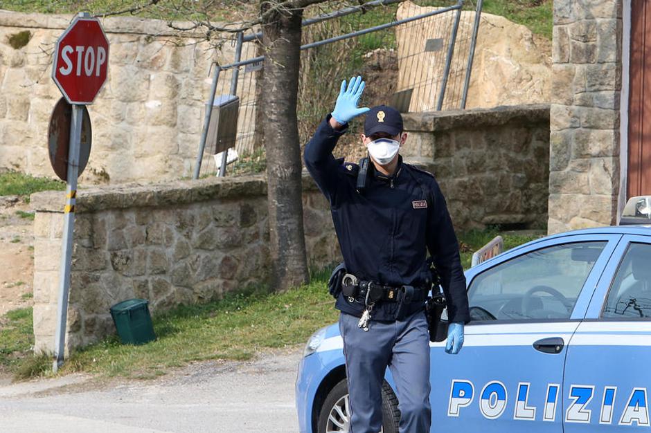 Italija koronavirus Vo izolacija policija | Avtor: Epa