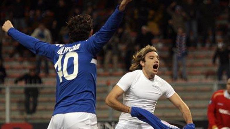 Jonathan Bottinelli (desno) je prešerno proslavil zadetek, s katerim je izločil 