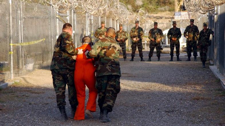 Taborišče Guantanamo na Kubi.