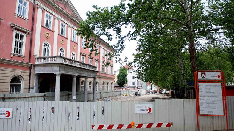 Sprememba gradbenega dovoljenja je potrebna zaradi uvozno-izvozne zapornice, ki 