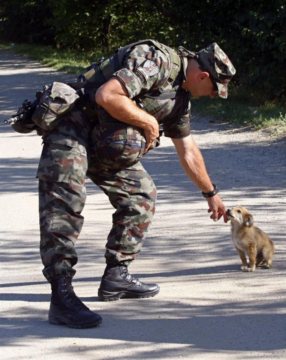 Slovenski vojak na Kosovu blizu Mitrovice | Avtor: Reuters