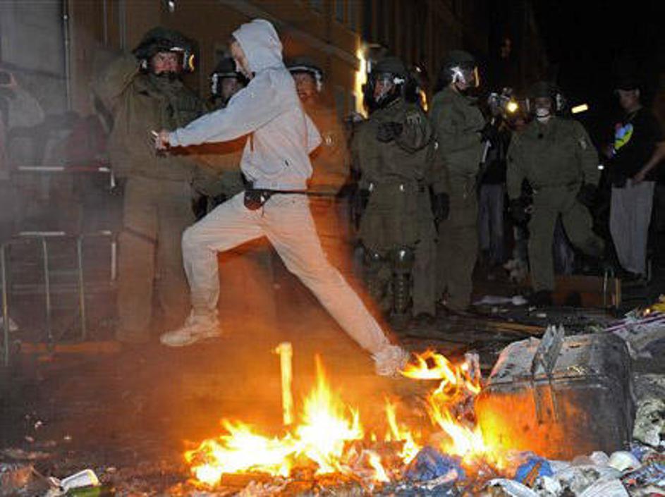 V Ulmu na jugozahodu Nemčije je bilo v protestih ranjenih 50 ljudi, med njimi 29