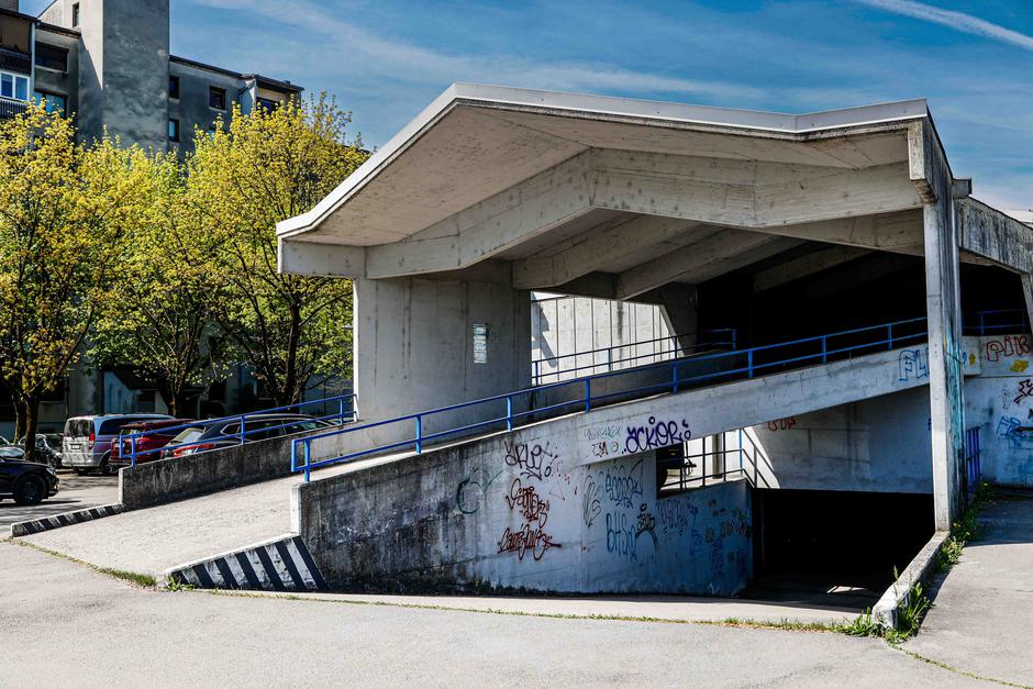 garaža | Avtor: Saša Despot