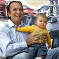 Emerson Fittipaldi s svojim sinom Emersonom mlajšim, ki se je rodil leta 2007.