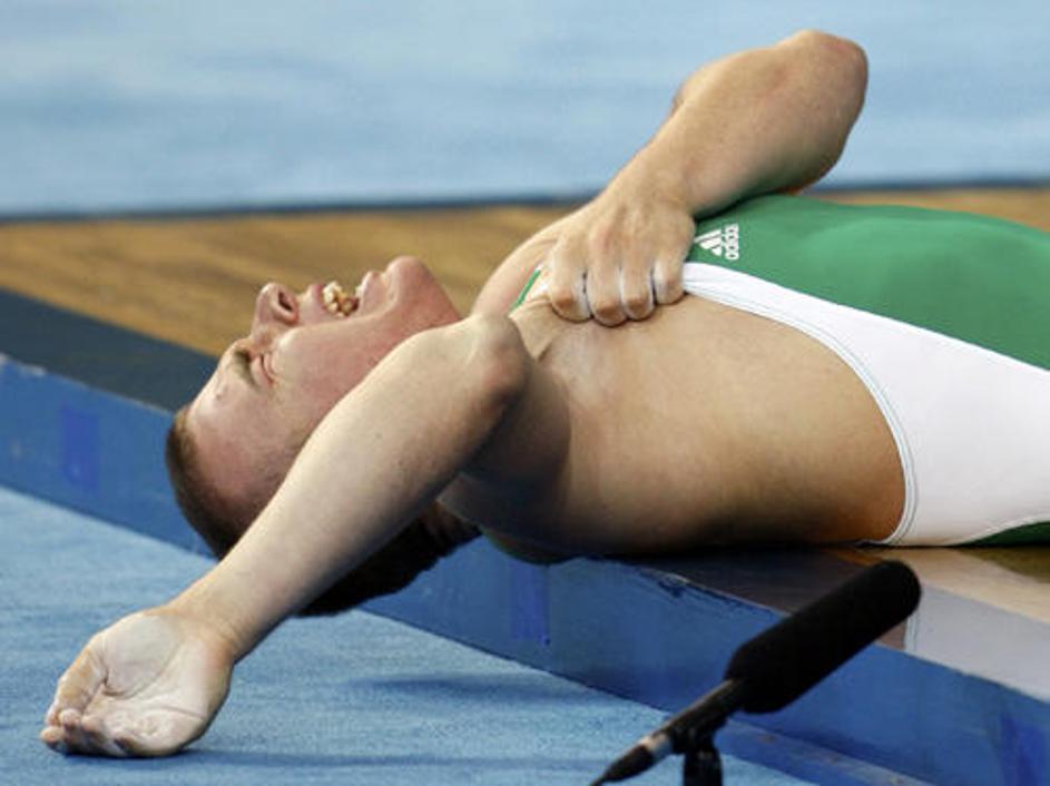 Janos Baranyai se je po poškodbi zvijal po tleh.