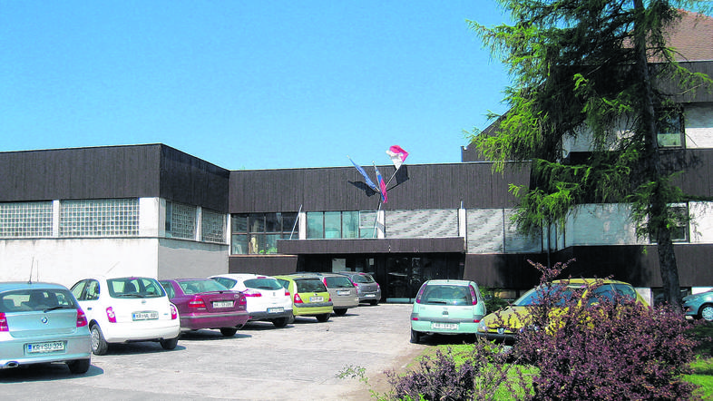 Leška osnovna šola nujno potrebuje obnovo, saj je zdajšnje stanje šolskih prosto