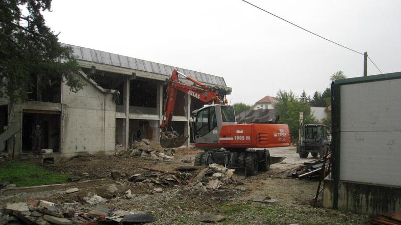 Begrad je začel z rušenjem hodnika, končal pa bo leta 2012 s celovito obnovo gim