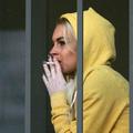 Po izpustu iz ječe je Lindsay pokadila cigareto.