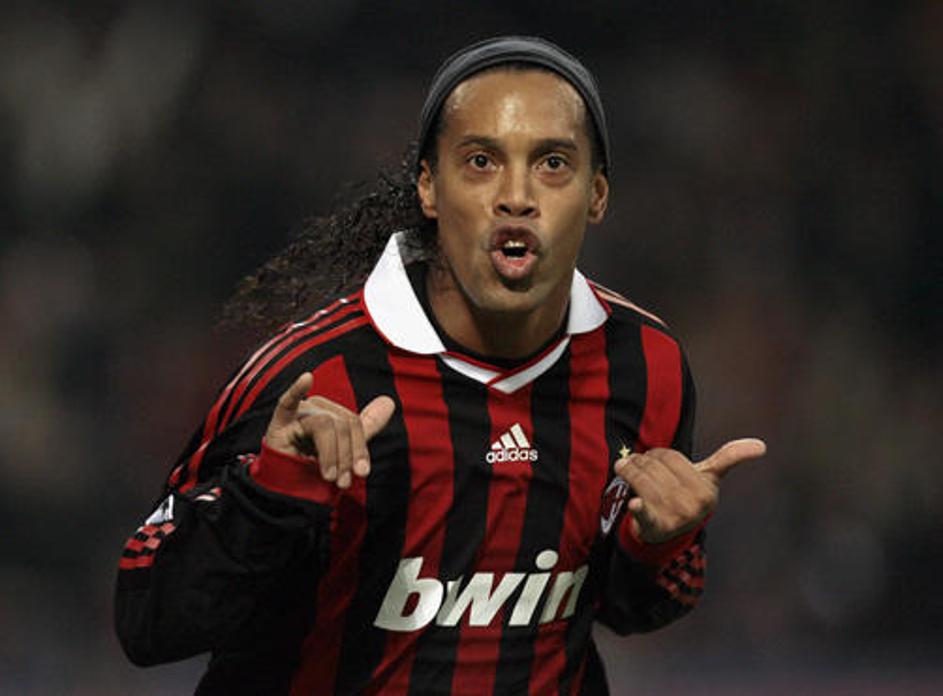 Če ga je morda malenkost zapustila igralska, pa je Ronaldinho kljub temu obdržal