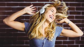 ženska, slušalke, glasba