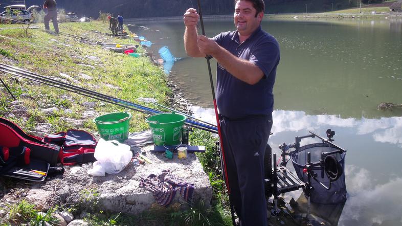 Ribiči, ki imajo na akumulaciji Hidro-elektrarne Boštanj urejene ribolovne proge