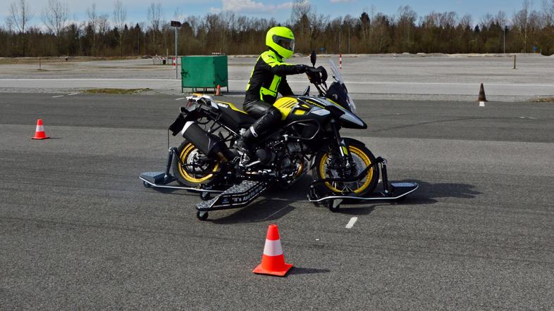 Skid plate motoristi varna vožnja