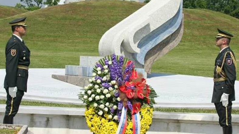 Žrtvam osamosvojitvene vojne sta se danes poklonila tudi predsednik države Danil