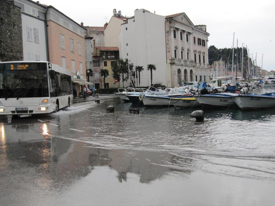 Povišano plimovanje v Piranu.