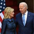 Joe Biden in Jill Biden pred ameriško zastavo