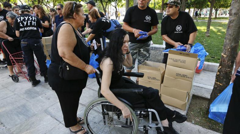 Predstavniki Zlate zore so Grkom delili hrano.