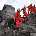 Več sto kitajskih reševalcev preiskuje plaz, ki je zasul okoli osemdeset ljudi.