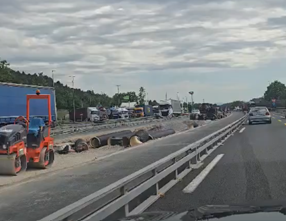 Delo na cesti - primorska avtocesta | Avtor: Bralec