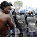 Pokol šestih Afričanov je sprožil proteste priseljencev v bližini Neaplja.