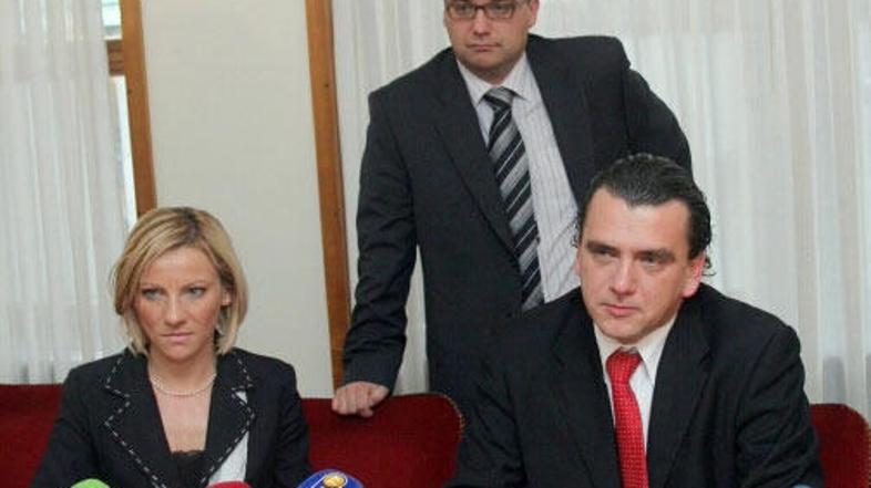 SNS bo obstala, trojica ne nujno.