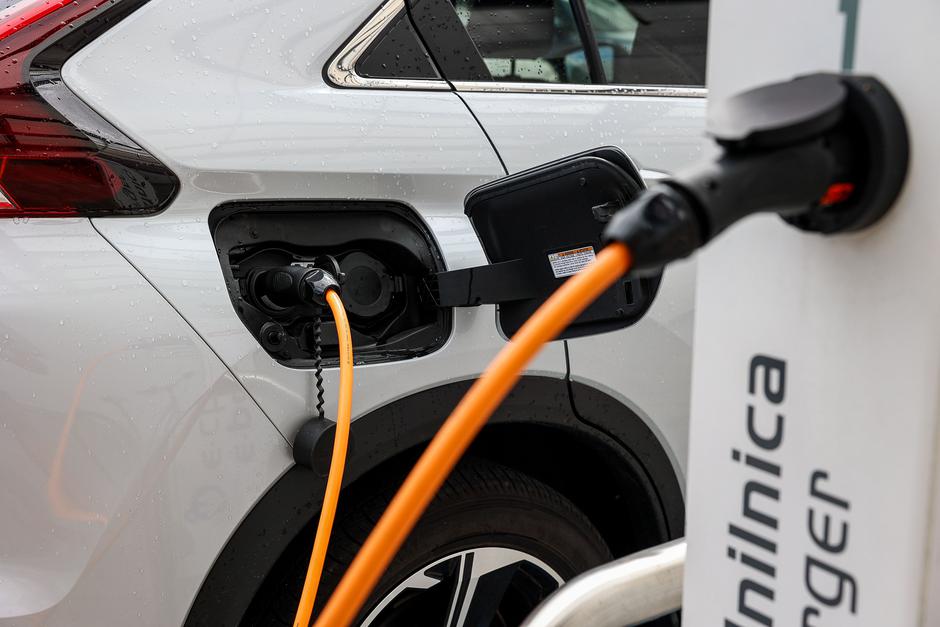 Priključni hibrid PHEV mitsubishi eclipse cross polnjenje električna polnilnica | Avtor: Saša Despot