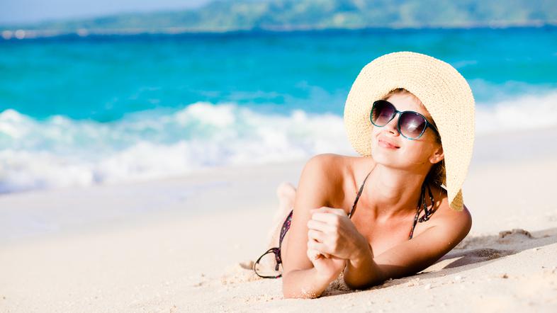 plaža morje ženska počitnice