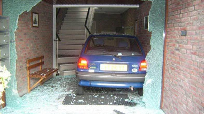 Starka je z avtomobilom "poletela" skozi stekleno steno.