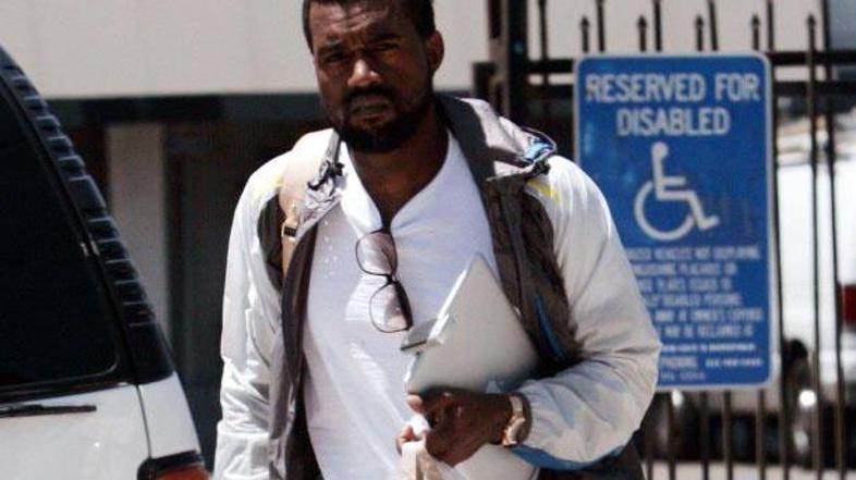 Kanye je zadnje čase osamljen. Njegova mati Donda je umrla 10. novembra zaradi z