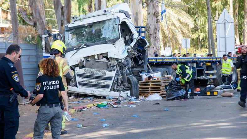 tovornjak, ki je zapeljal v množico blizu vojaškega oporišča severno od Tel Aviva