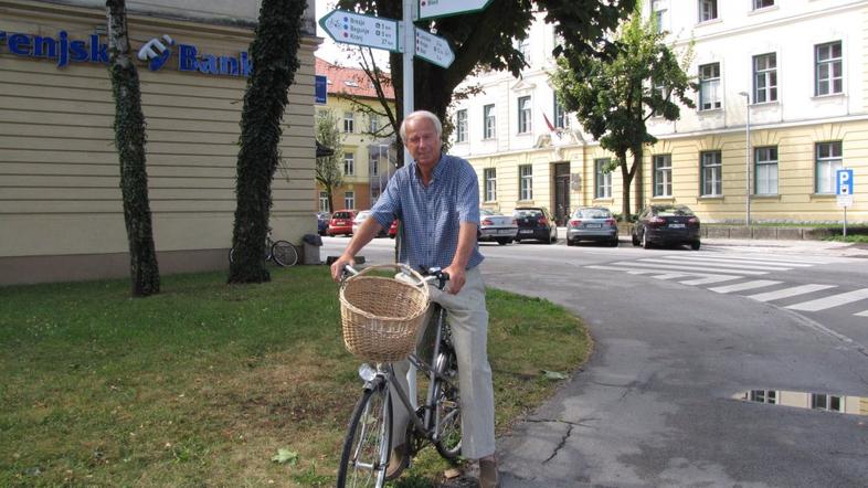 Smerokazi za kolesarje v Radovljici. Pred prvim stoji Blaž Bole, pobudnik.