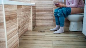 Uporaba telefona na stranišču