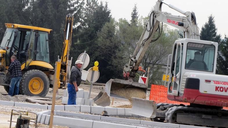 Družba Ceste mostovi (CM) Celje je pogodbeni izvajalec del. Dela že izvaja v pol