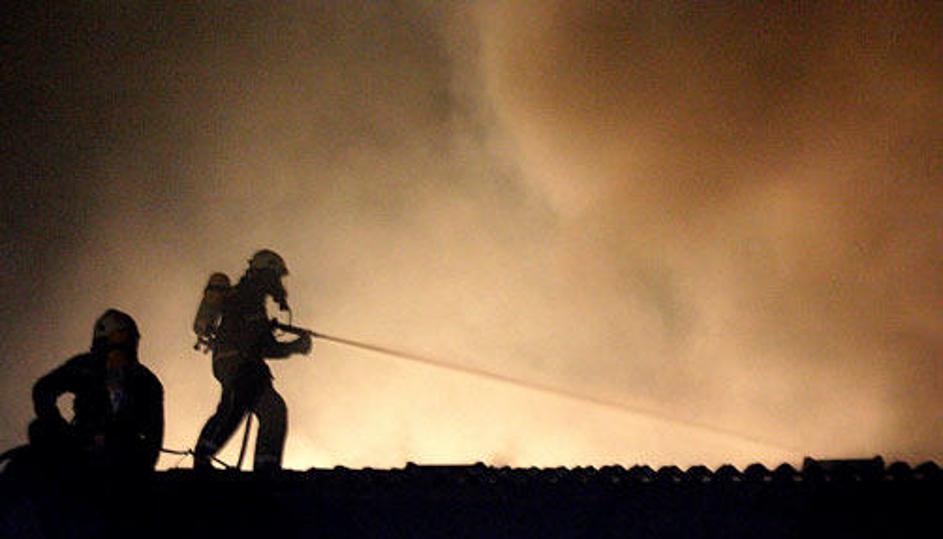 Ogenj je zajel okoli 700 hektarjev veliko območje, ki je domnevno posejano z min