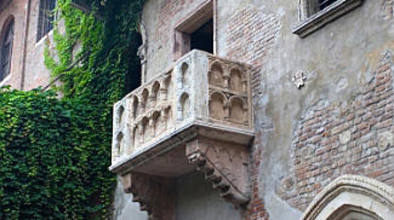 Koliko fotografij se posname vsak dan pod Julijinim balkonom v Veroni? Ogromno!