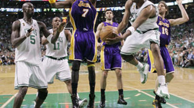 Paul Pierce v akciji na finalni tekmi proti Lakersom.