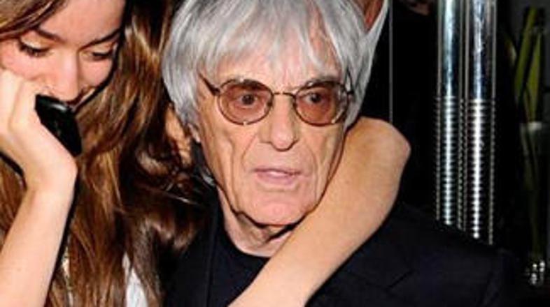 Neznana mladenka, ki je spremljala bogatega Britanca, je svoj obraz plašno skriv