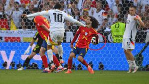 Igra z roko Marca Cucurelle